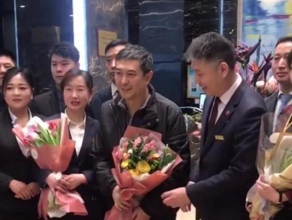 张嘉译近照满头白发显苍老，疑似腰病加重，需要人搀扶