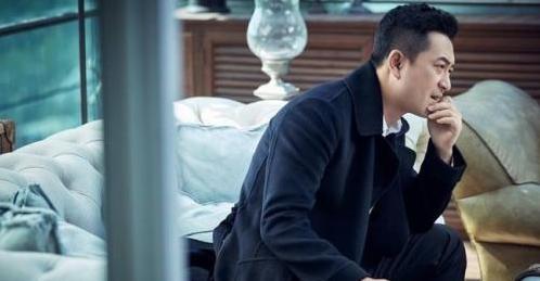 张嘉译近照满头白发显苍老，疑似腰病加重，需要人搀扶