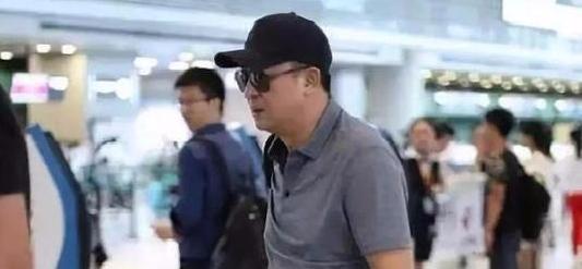 张嘉译近照满头白发显苍老，疑似腰病加重，需要人搀扶