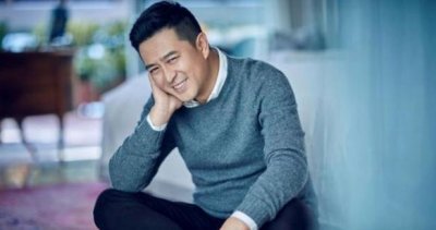 ​张嘉译近照满头白发显苍老，疑似腰病加重，需要人搀扶