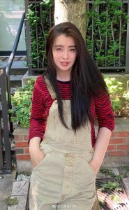 ​52岁王祖贤晒近照曝光 背带裤减龄笑眼红唇发量惊人