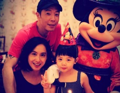 ​朱茵女儿四岁照曝光，完美继承妈妈基因，被粉丝封为“小女神”