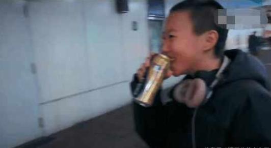 窦靖童童年照曝光,长相甜美神似王菲,还巧与杨紫马思纯撞造型