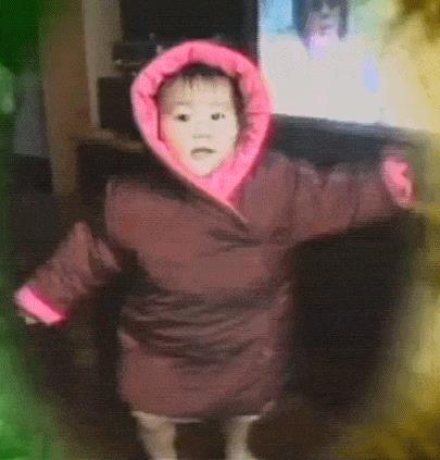 窦靖童童年照曝光,长相甜美神似王菲,还巧与杨紫马思纯撞造型