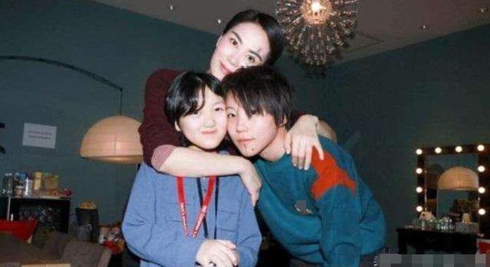 窦靖童童年照曝光,长相甜美神似王菲,还巧与杨紫马思纯撞造型