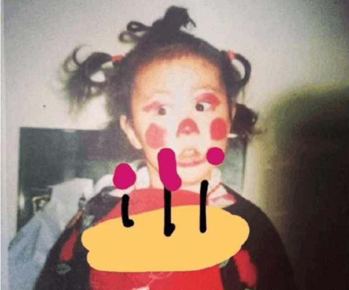 窦靖童童年照曝光,长相甜美神似王菲,还巧与杨紫马思纯撞造型