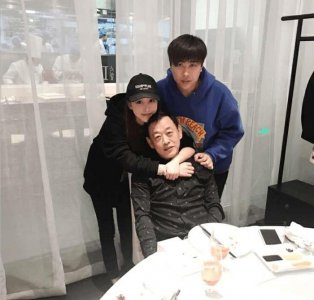 ​LOL：卢本伟女友UU回应“一血事件”, 网友们讨论热烈