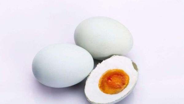 夏天腌咸鸭蛋会坏吗,夏天盐蛋很容易变质盐蛋如何保存不容易变质图2