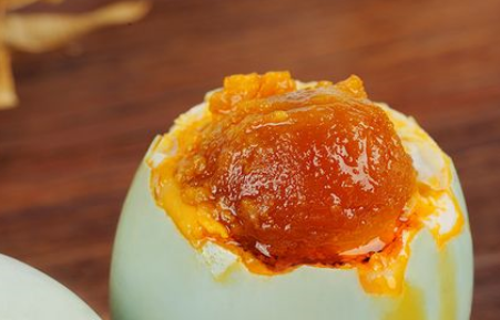 夏天腌咸鸭蛋会坏吗,夏天盐蛋很容易变质盐蛋如何保存不容易变质图3