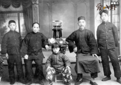 ​张艺谋家庭背景被扒，没想到他的家族背景这么强大！