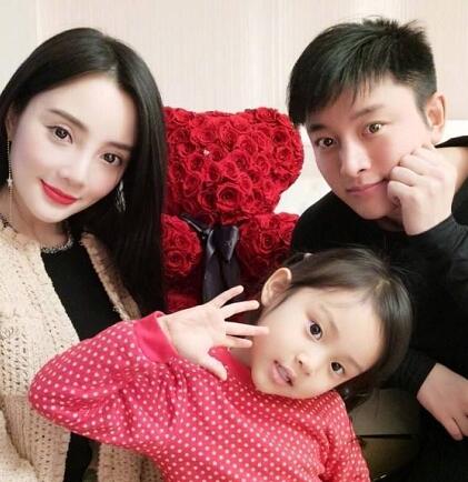 贾乃亮李小璐离婚了吗 李小璐换掉结婚照背景疑似婚变