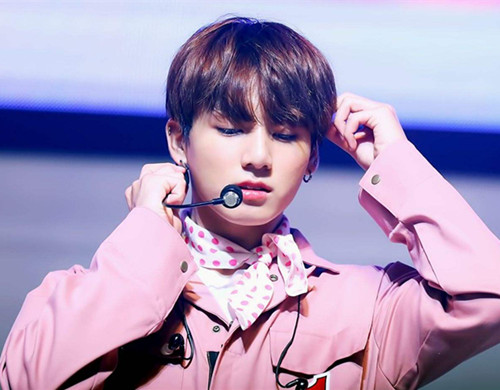 田柾国受伤做椅子表演 防弹少年团公演田柾国眼中带泪