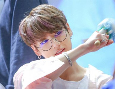 ​田柾国受伤做椅子表演防弹少年团公演田柾国眼中带泪