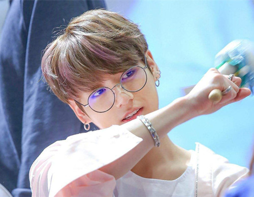 田柾国受伤做椅子表演 防弹少年团公演田柾国眼中带泪