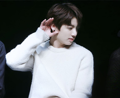 田柾国受伤做椅子表演 防弹少年团公演田柾国眼中带泪