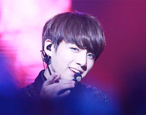 田柾国受伤做椅子表演 防弹少年团公演田柾国眼中带泪