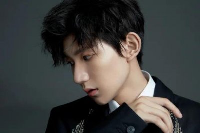 ​王源高定多，高定王子王源时尚衣橱之Azzaro