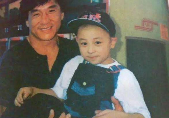 释小龙与何洁近况(32岁的释小龙童星出道被父亲坑)(6)