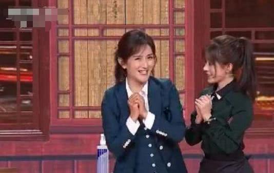 37岁谢娜与24岁的她演小品,13岁的年龄差,只凭一点就看出