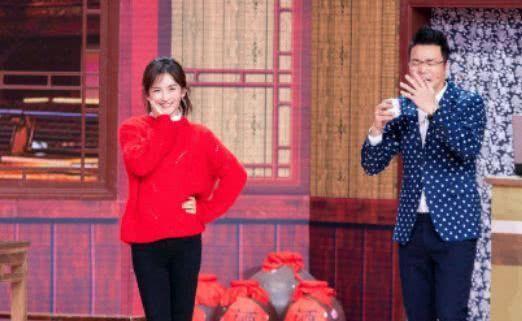 37岁谢娜与24岁的她演小品,13岁的年龄差,只凭一点就看出