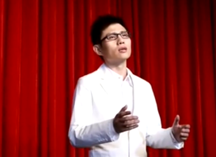 李玉刚:被乞丐救命的草根,唱腔备受争议,离开舞台后原形毕露?