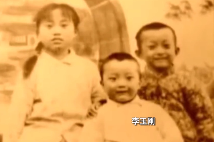 李玉刚:被乞丐救命的草根,唱腔备受争议,离开舞台后原形毕露?