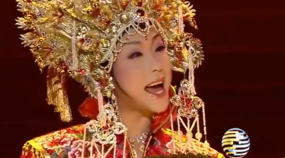 李玉刚:被乞丐救命的草根,唱腔备受争议,离开舞台后原形毕露?