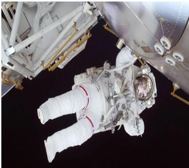 宇航员在太空是如何上厕所的(航天员在太空中行走是如何上厕所的)(1)