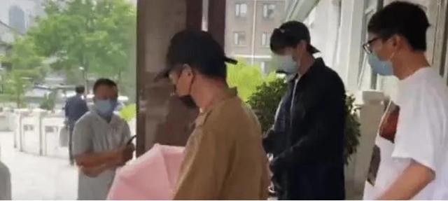 唐艺昕张若昀谁家有钱(唐艺昕与张若昀婚后陷1.4亿纠纷)