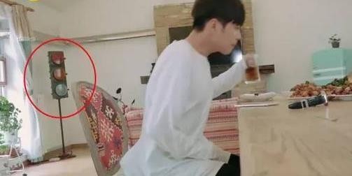 唐艺昕张若昀谁家有钱(唐艺昕与张若昀婚后陷1.4亿纠纷)