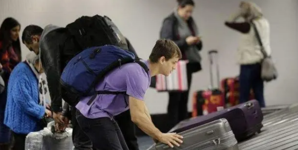 20寸的行李箱可以不托运,无免费托运行李额可以带20寸箱子登机吗图1