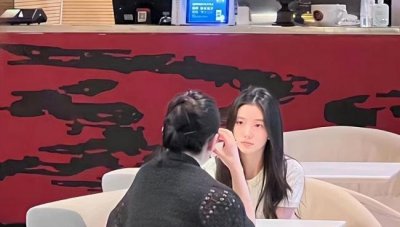 ​刘浩存回母校探望老师 与同学合影清纯甜美