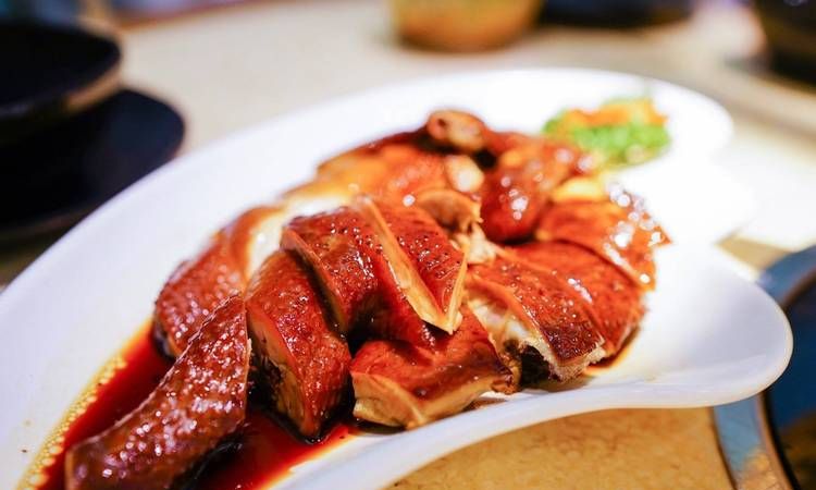 盐焗鸡是广东的一道菜,一下你会做吗