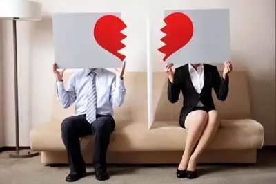 ​女方出轨,男方可以告第三者吗（男子婚内出轨还转账给第三者）