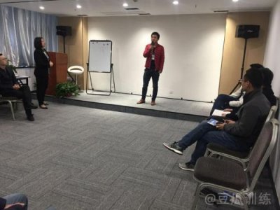 ​怎样提升自己的语言表达能力谈吐(怎样快速提升自己的语言表达能力)