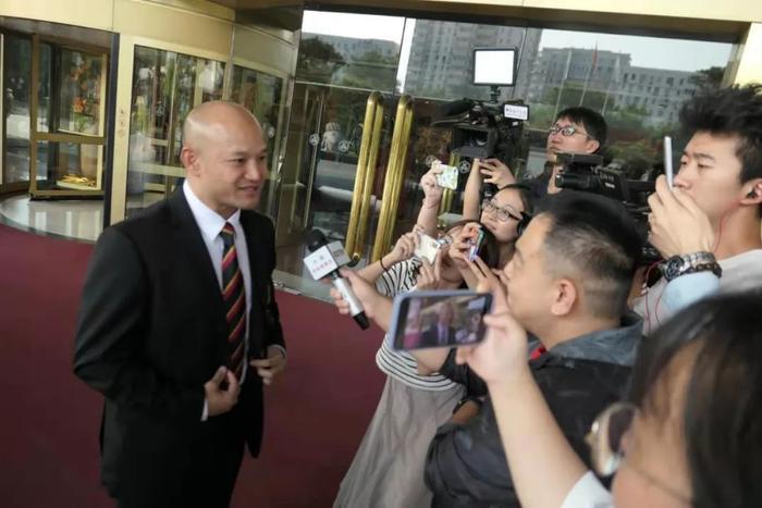 光头刘sir登上长城，自拍照太帅了！