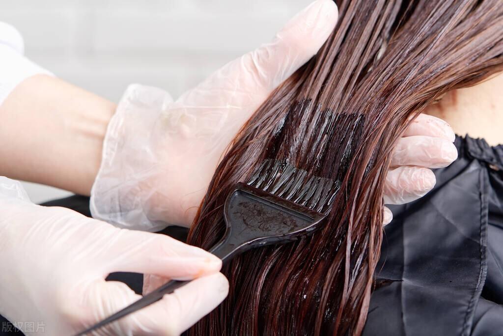 染发膏怎么去除在脸上（染发剂弄到脸上怎么才能洗掉）