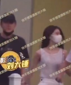 ​林更新再曝新恋情？街头举止亲昵不避嫌，女方不输绯闻女友王丽坤