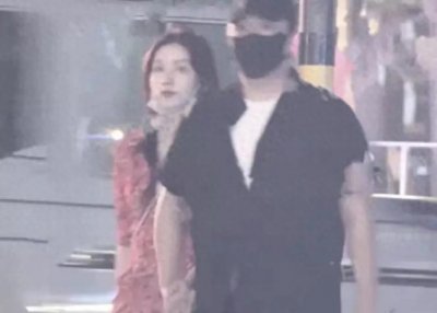 ​陈思诚23岁女友欧洲度假，身形能涨惊人，比佟丽娅壮实很多！