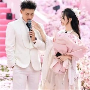 ​黄子韬回国9年，求婚女友徐艺洋遭网友嘲讽，而鹿晗却被网友催婚