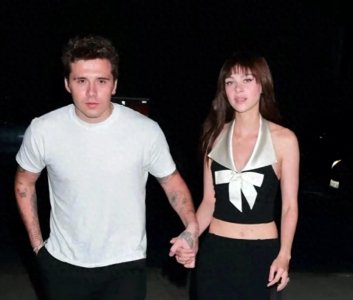 ​贝克汉姆大儿子给老婆过生日，亲手做蛋糕送鲜花，情绪价值拉满！