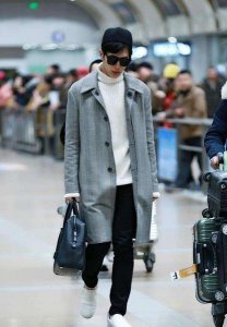 ​米灰色大衣怎么搭配衣服指南(灰色大衣怎样搭配好看)