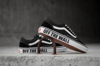 ​Vans 的口号“off the wall”啥意思？“从墙上下来”？