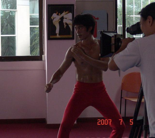 《叶问4》开拍前，面对娱乐记者，陈国坤说：没人比我更像李小龙