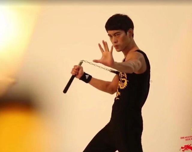 《叶问4》开拍前，面对娱乐记者，陈国坤说：没人比我更像李小龙