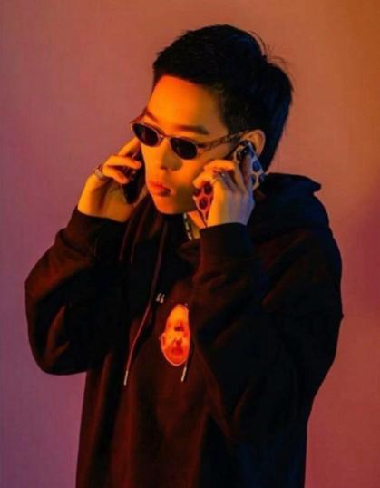 红花会会长弹壳结婚，微博开心晒结婚照，却被高颜值老婆抢了镜！