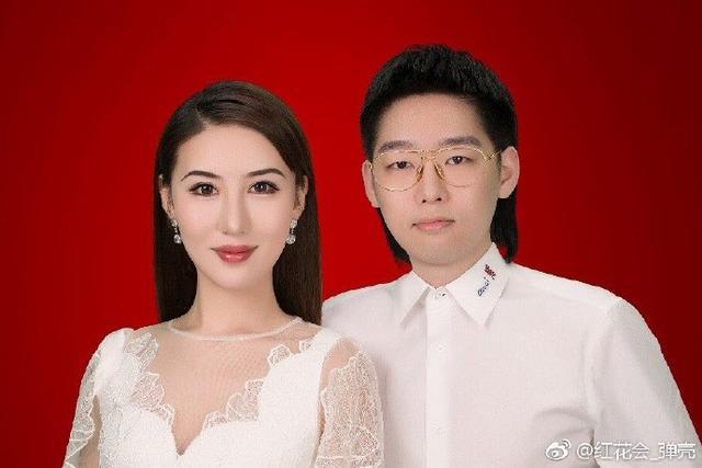 红花会会长弹壳结婚，微博开心晒结婚照，却被高颜值老婆抢了镜！
