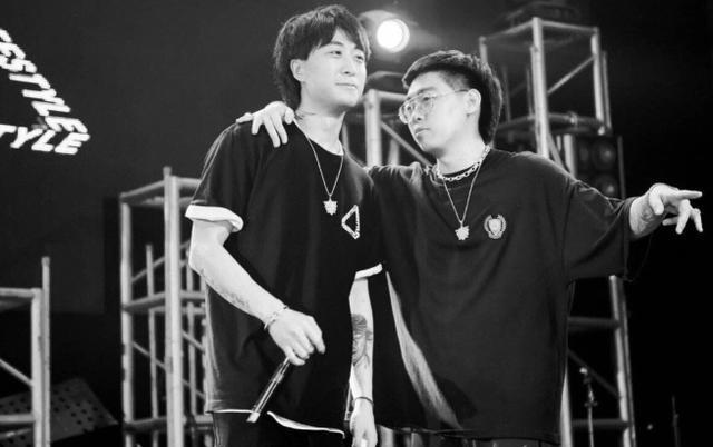 红花会会长弹壳结婚，微博开心晒结婚照，却被高颜值老婆抢了镜！