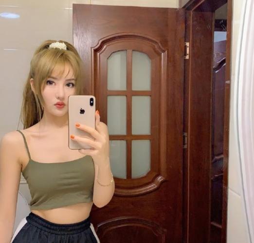 红花会会长弹壳结婚，微博开心晒结婚照，却被高颜值老婆抢了镜！