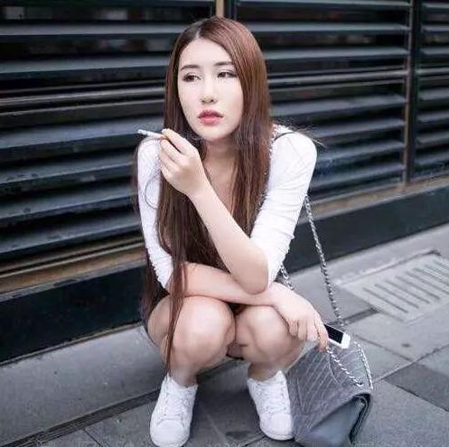 红花会会长弹壳结婚，微博开心晒结婚照，却被高颜值老婆抢了镜！